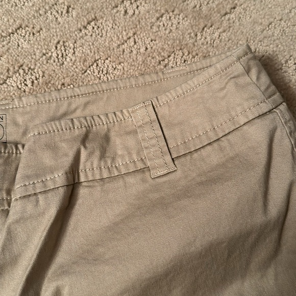 New York & Co shorts. Size 12. Khaki. - Picture 4 of 7